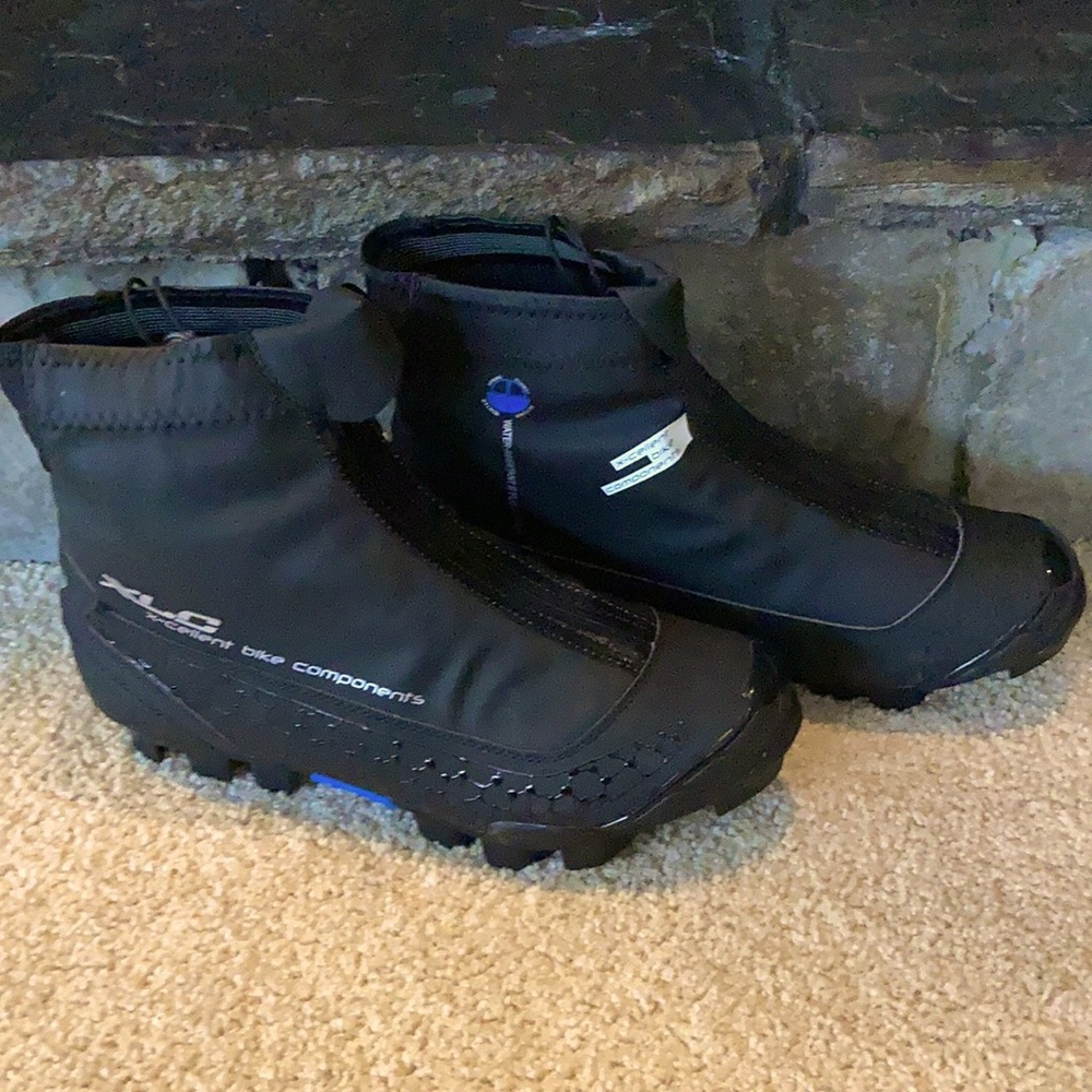 XLC Winter biking shoes. Size 11. New w/o tags/box. Includes screw on TPU plugs